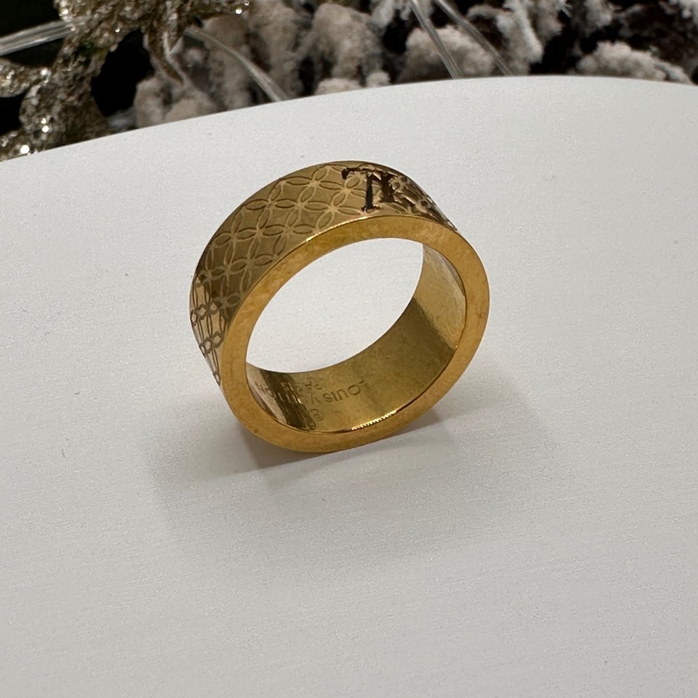 Elegant Gold Patterned Ring